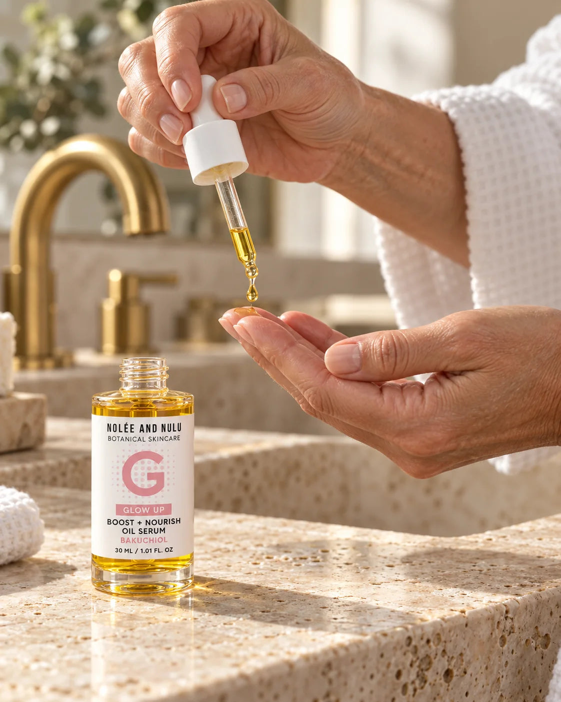 Een druppel Bakuchiol Oil Serum valt op de vingertoppen